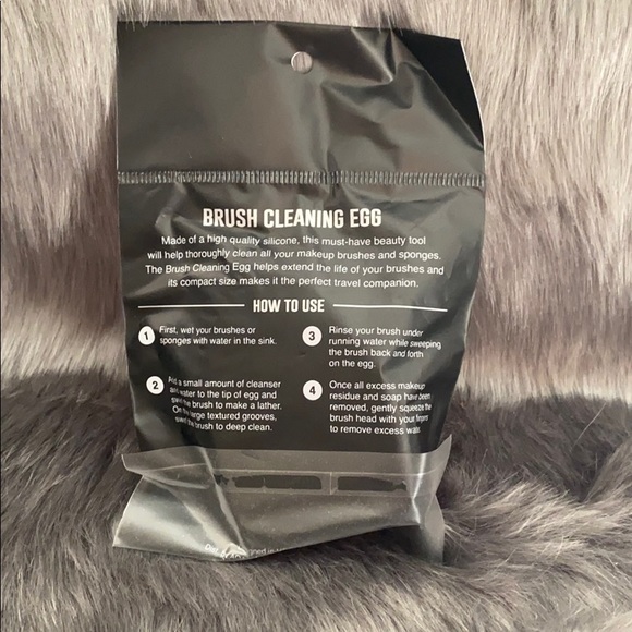 Hot Pink Brush Cleansing Egg - Picture 4 of 4